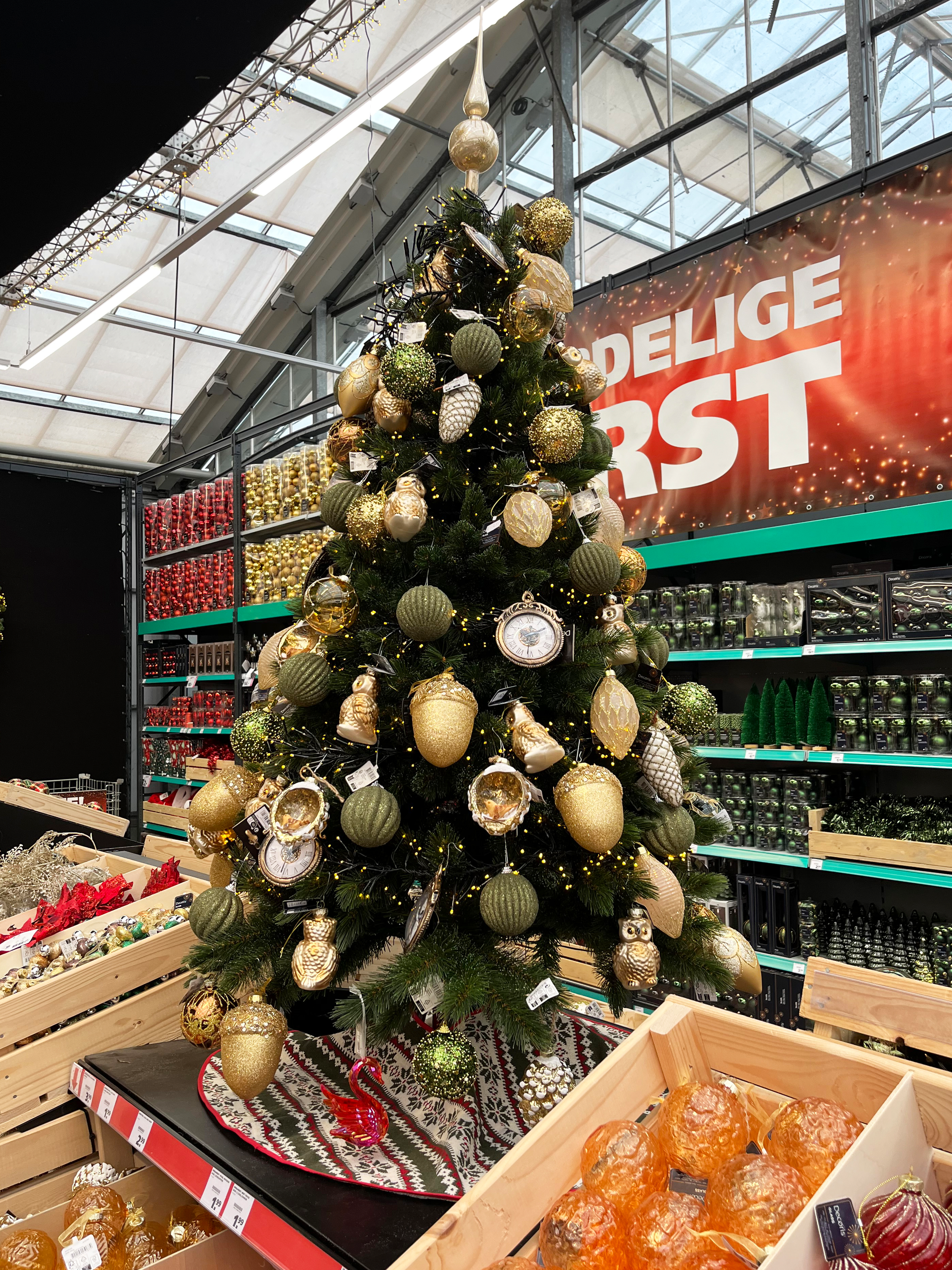 Kerstboom met groen en gouden kerstballen