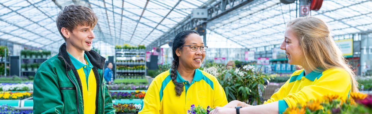 Collega’s in de winkel, praten met elkaar