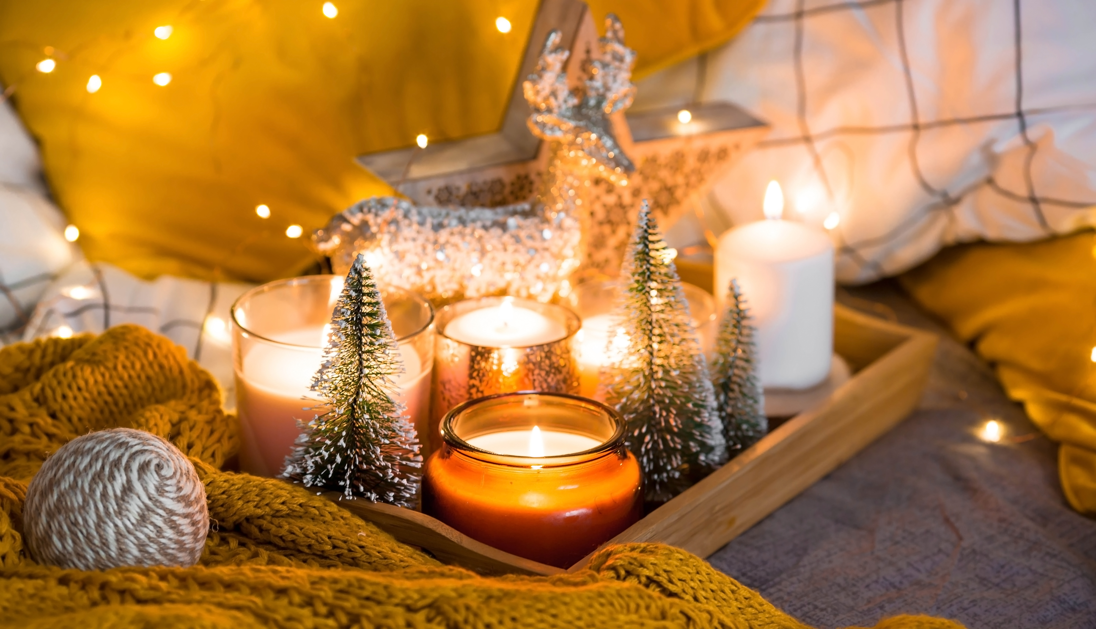 Houten dienblad met kaarsen en kerstboom versiering