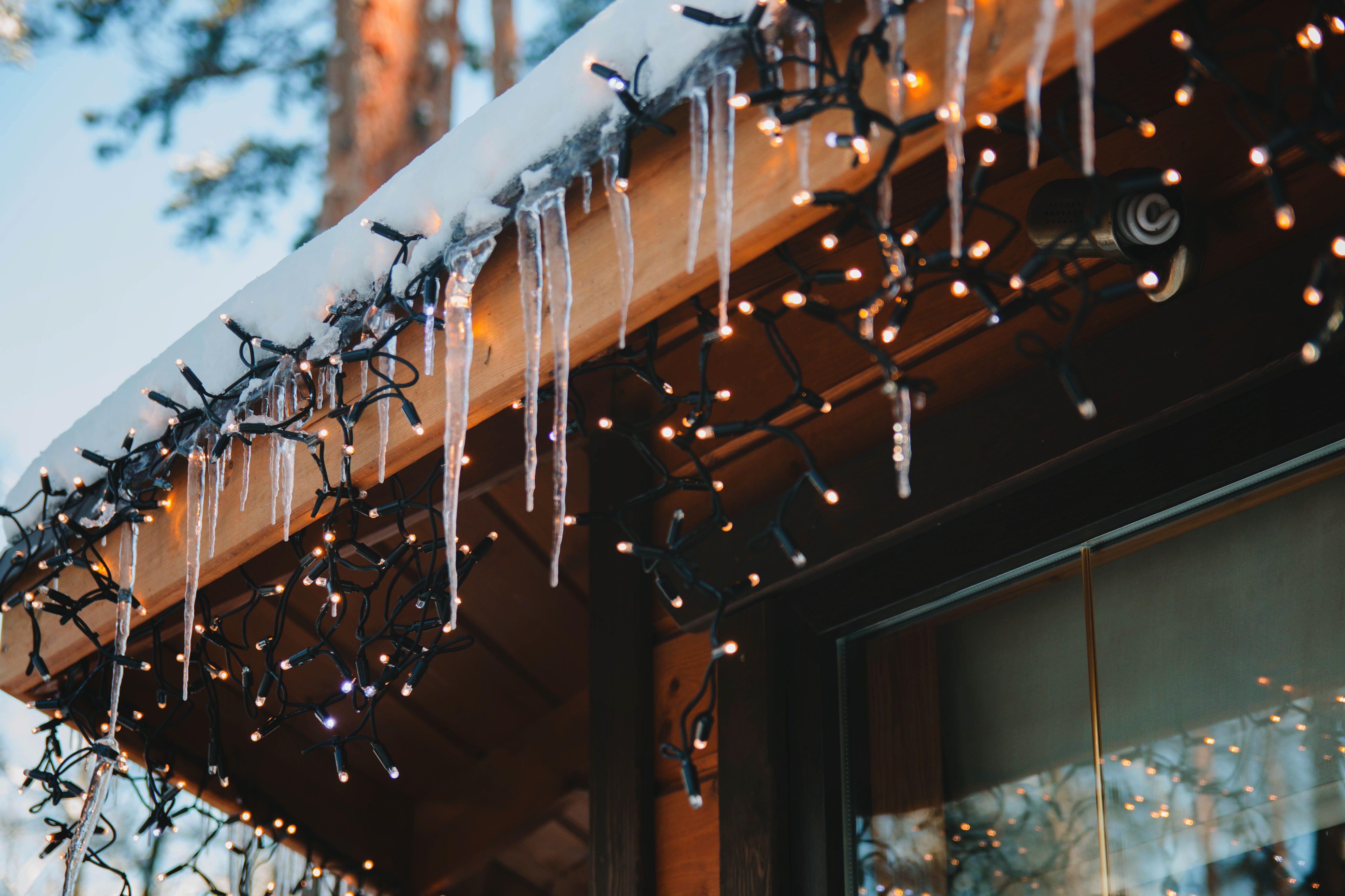 Kerstverlichting met ijspegels bij berghut
