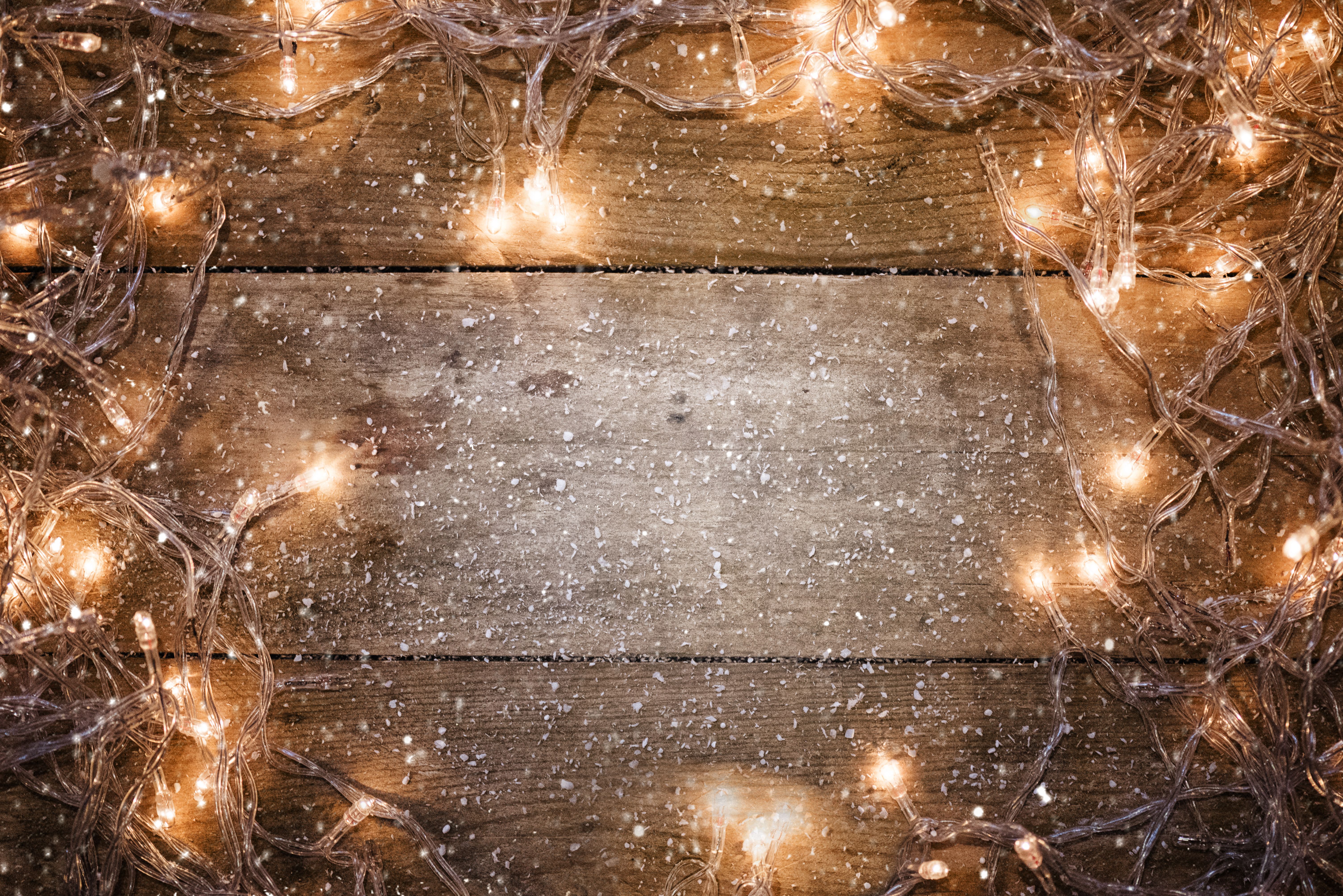 Kerst lichtjes op hout met beetje sneeuw