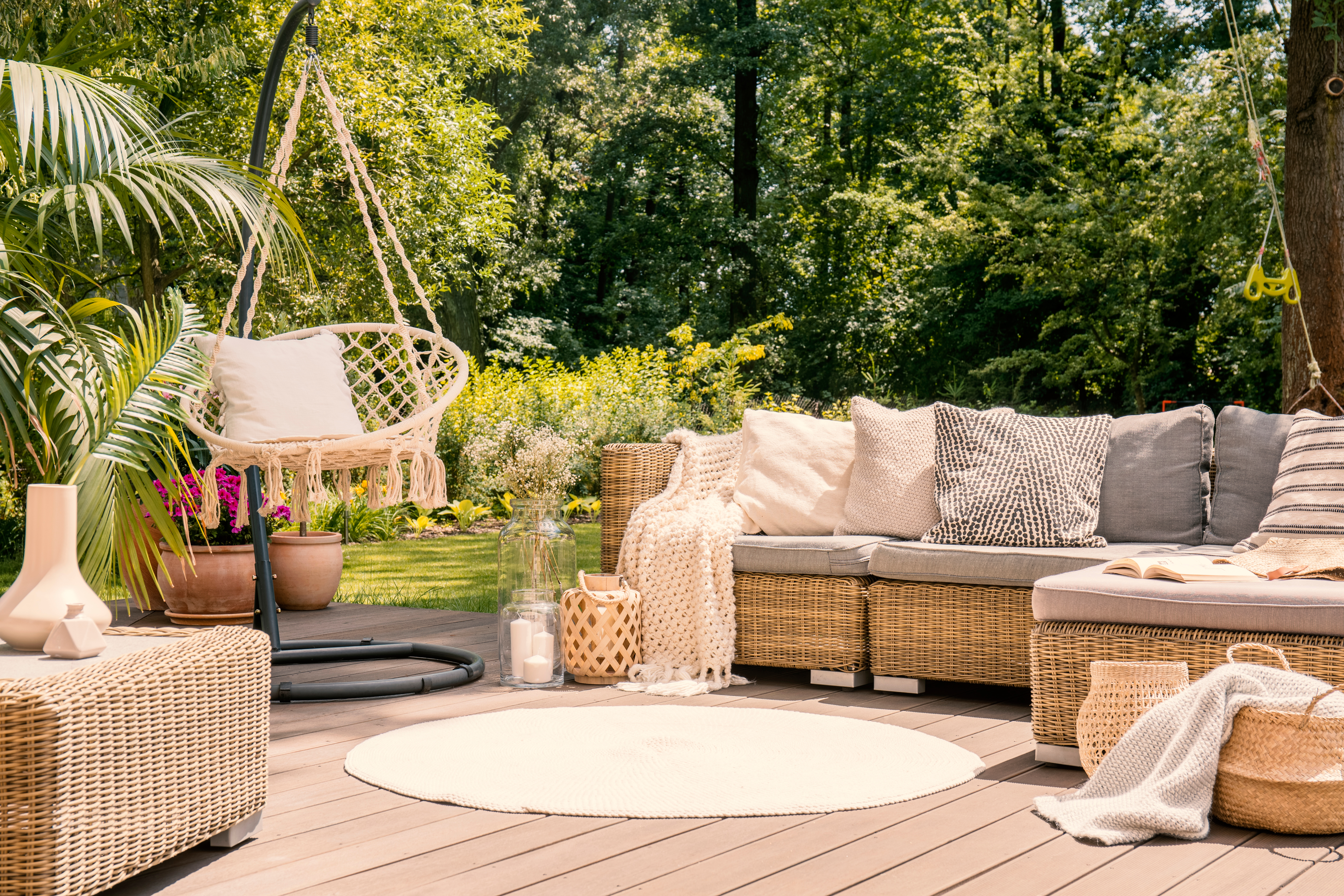 Tuinmeubels in zonnige tuin